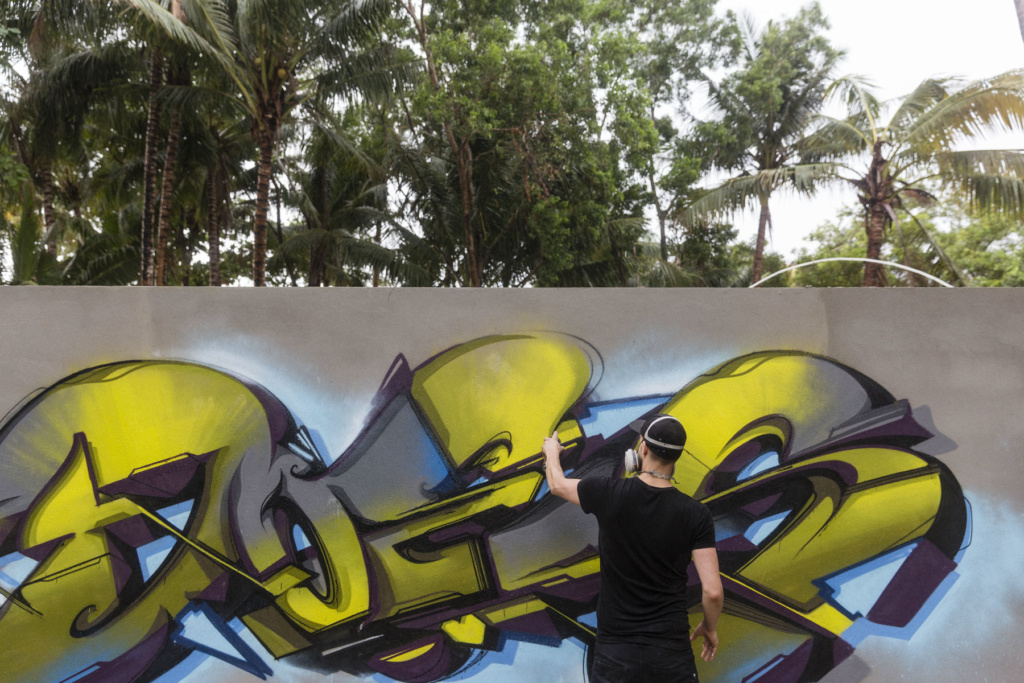 DOES Summer Breeze graffiti Ironlak Thailand Luke Shirlaw